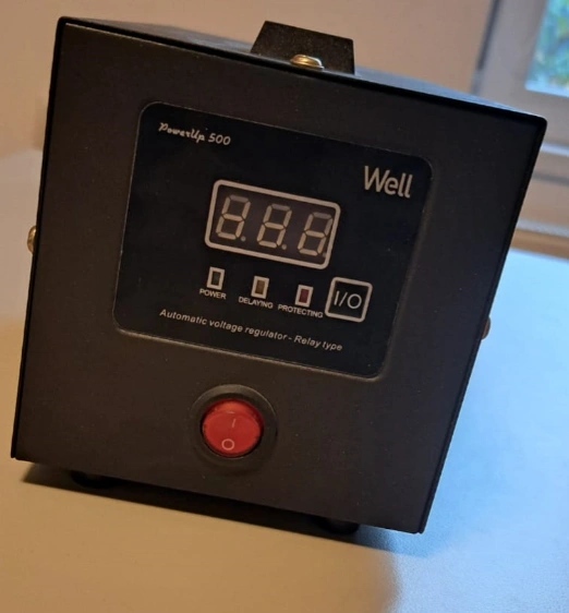 Stabilizator de tensiune cu releu POWERUP 500VA/300W Well
