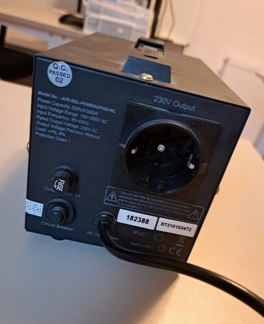 Stabilizator de tensiune cu releu POWERUP 500VA/300W Well